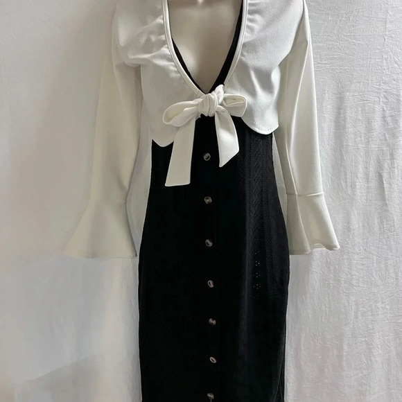 Boohoo women’s size 8 shrug, long sleeve V-neck with Bell sleeves sweater - Picture 3 of 4